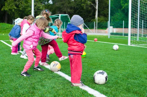 Photo d'enfants jouant au ballon